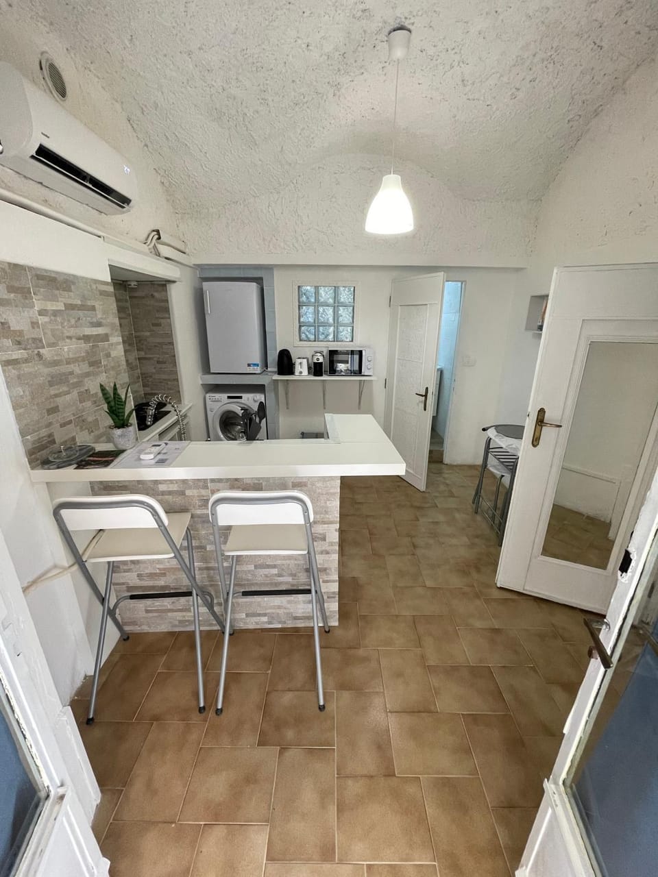 Coffee/tea facilities, kitchen, air conditioner