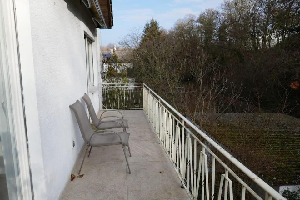Ruhige 4-Zi-Wohnung mit großem Balkon und Blick ins Grüne Apartment in Karlsruhe
