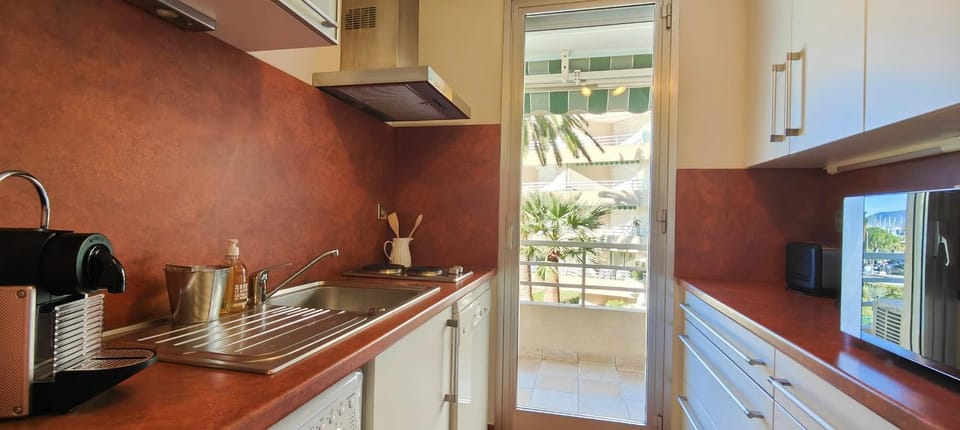 50 m cocoon of Love with a common shared pool Apartment in Saint-Raphael