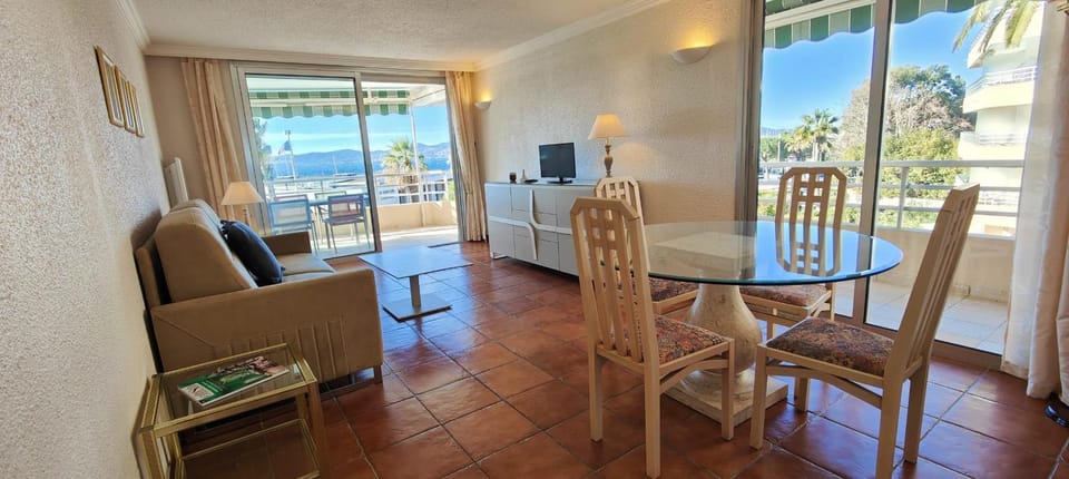 50 m cocoon of Love with a common shared pool Apartment in Saint-Raphael