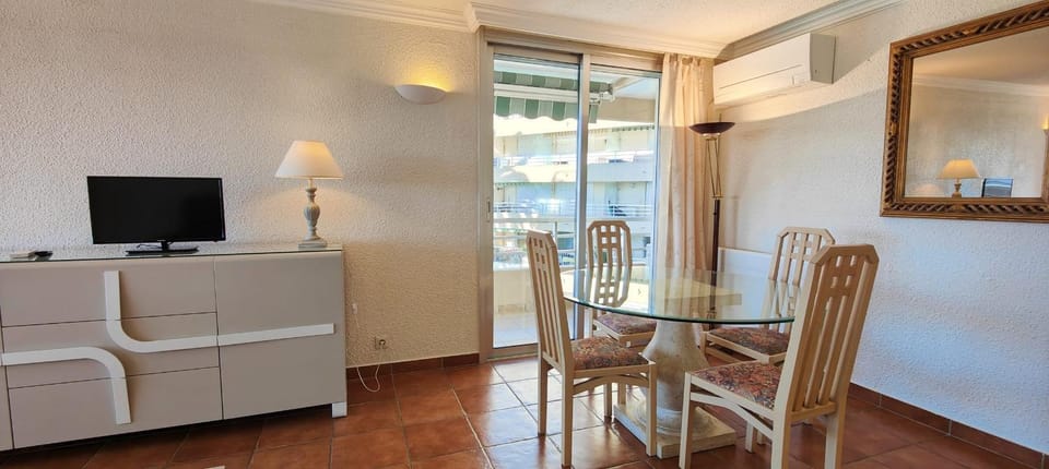 50 m cocoon of Love with a common shared pool Apartment in Saint-Raphael