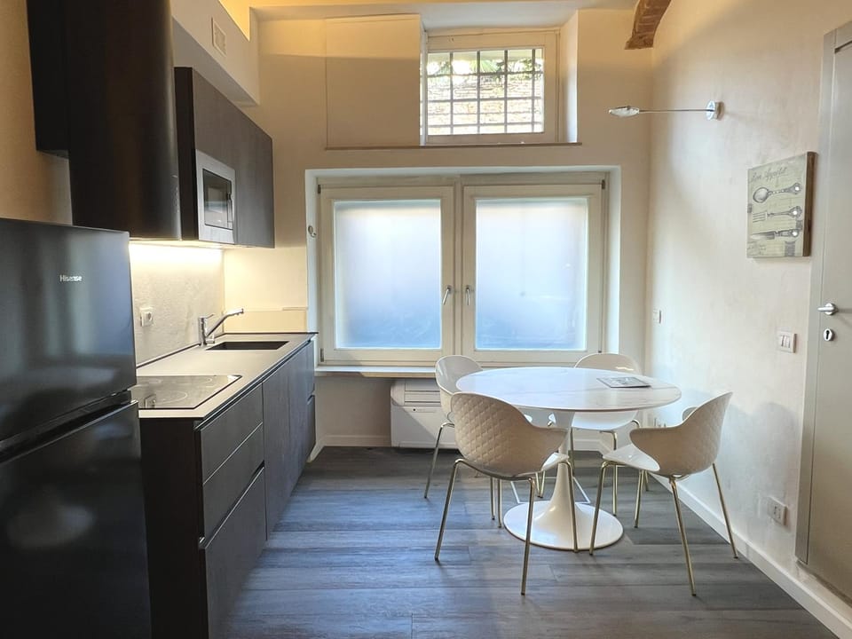 Kitchen or kitchenette, Dining area, minibar, stove