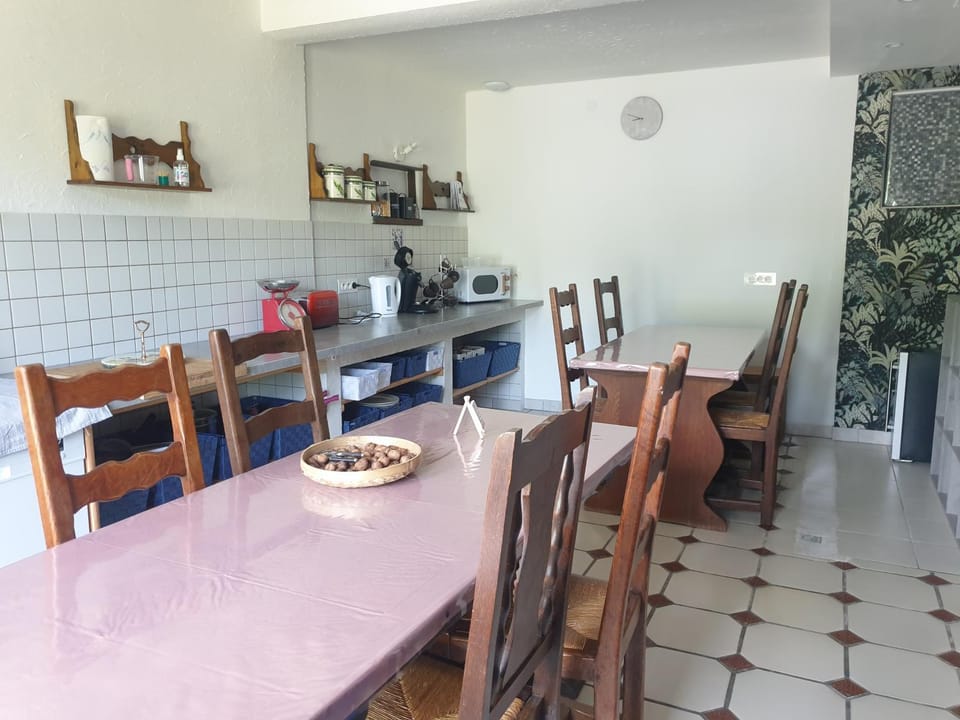 Kitchen or kitchenette, Dining area, oven, stove, toaster