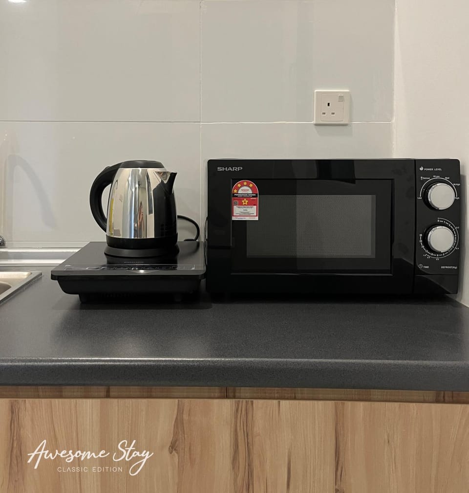 Kitchen or kitchenette, minibar, stove