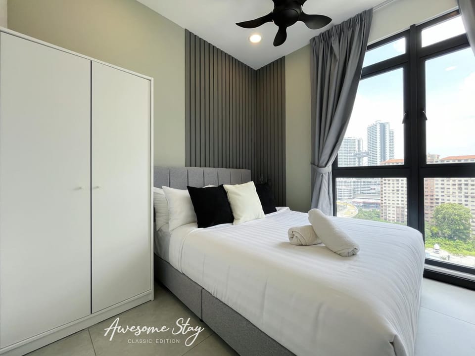 Bed, Photo of the whole room, Bedroom, fireplace, towels, wardrobe
