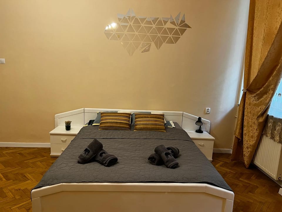 Bed, Bedroom, towels