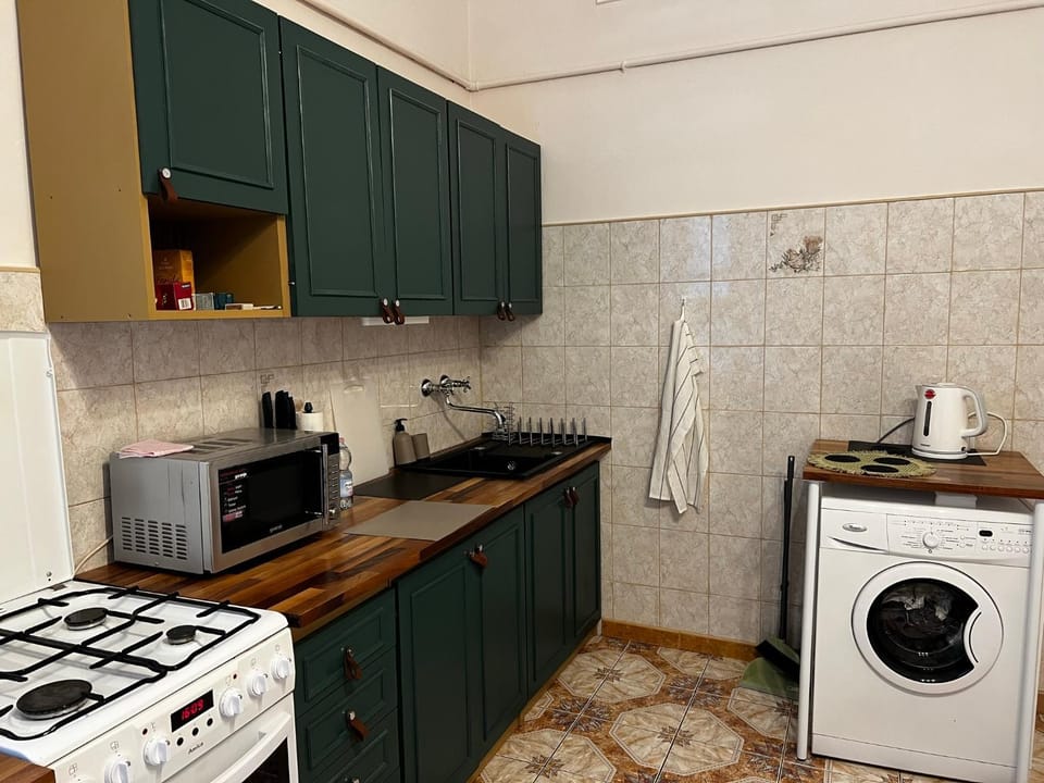 Kitchen or kitchenette, minibar, stove, laundry, washing machine, kitchen