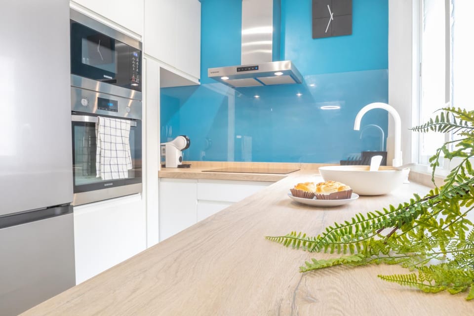 Kitchen or kitchenette, Food and drinks, microwave, oven