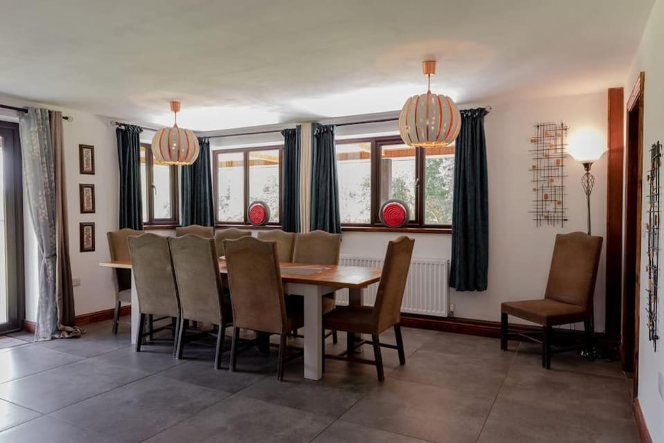 Seating area, Dining area