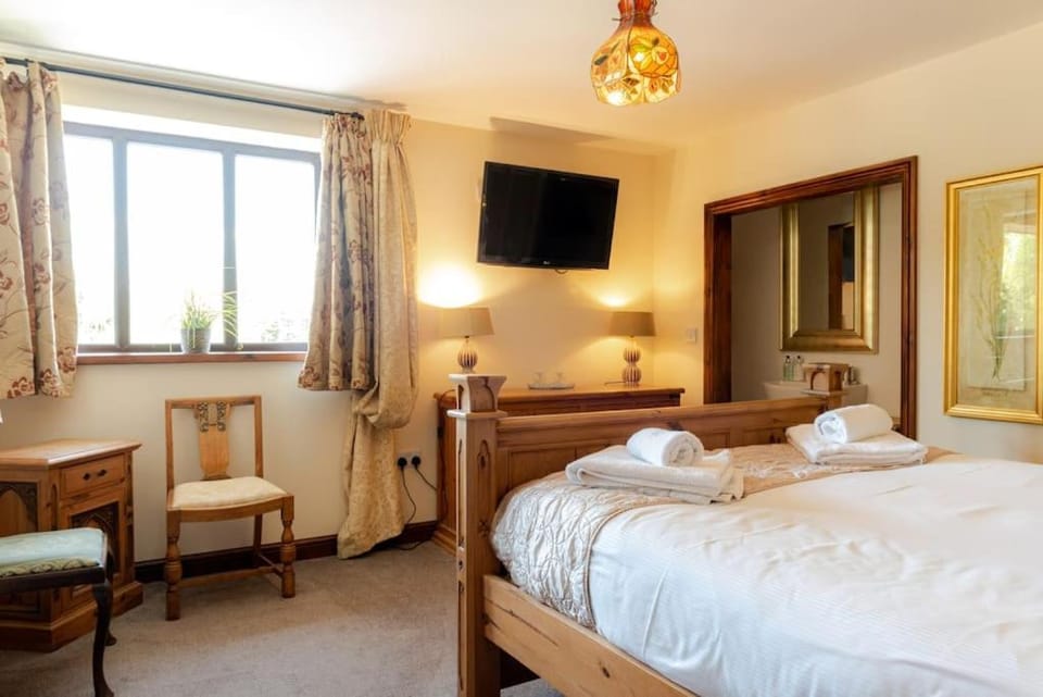 Bed, TV and multimedia, Bedroom