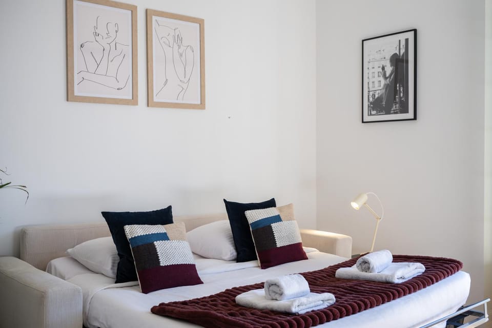 Bed, Photo of the whole room, Decorative detail, towels