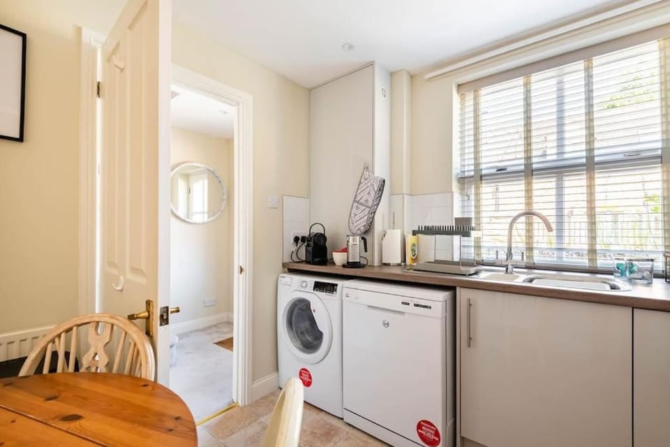 Kitchen or kitchenette, washing machine