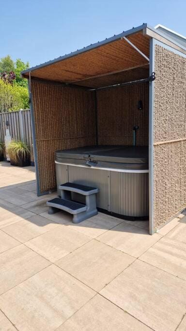 Cabana incl boat, jacuzzi,subboarts on a quiet park with private parking Apartment in North Holland (province)
