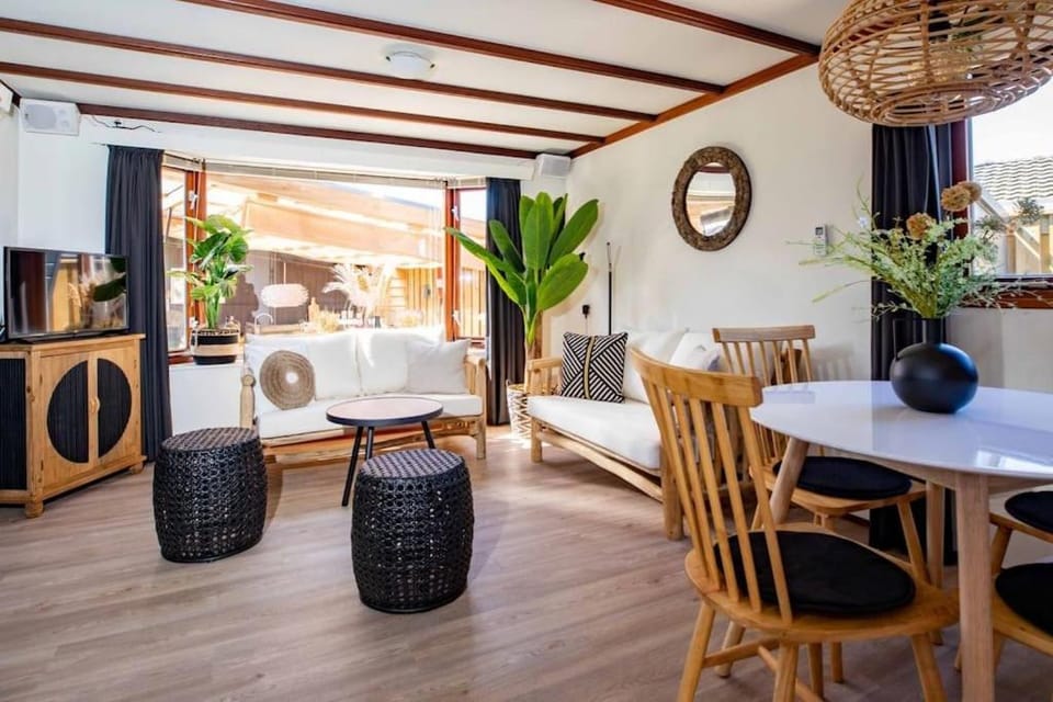 Cabana incl boat, jacuzzi,subboarts on a quiet park with private parking Apartment in North Holland (province)