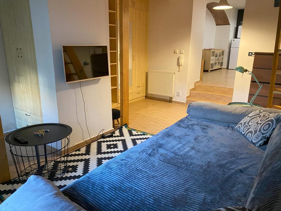 Bed, TV and multimedia, Living room, Seating area