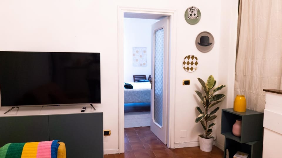 Bed, TV and multimedia, Living room, Photo of the whole room, Evening entertainment