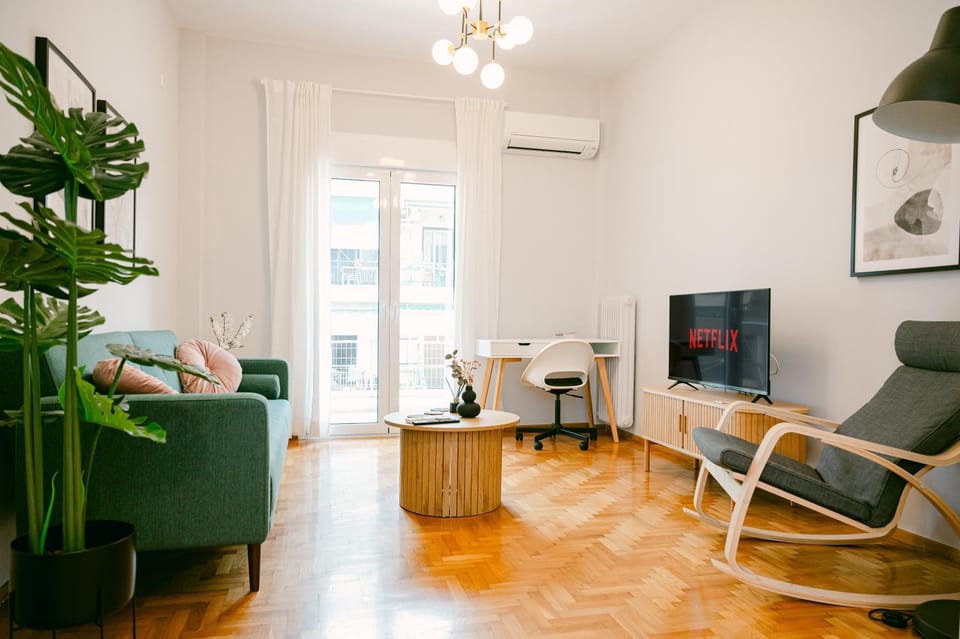 TV and multimedia, Living room, Seating area, Evening entertainment, air conditioner