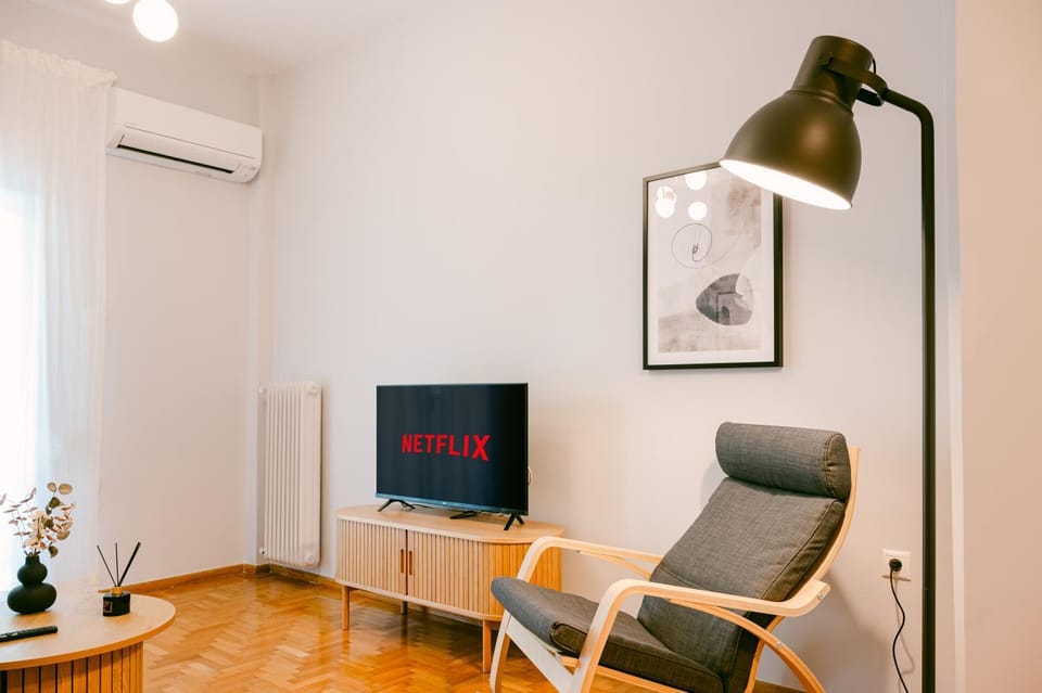 TV and multimedia, Living room, Seating area, air conditioner