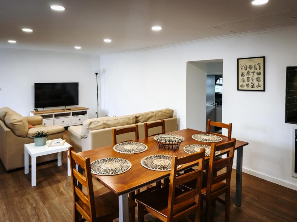 TV and multimedia, Living room, Seating area, Dining area