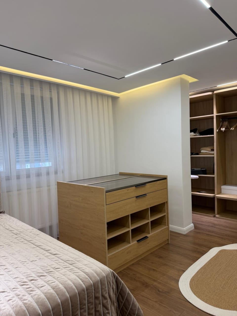 Photo of the whole room, Bedroom, wardrobe
