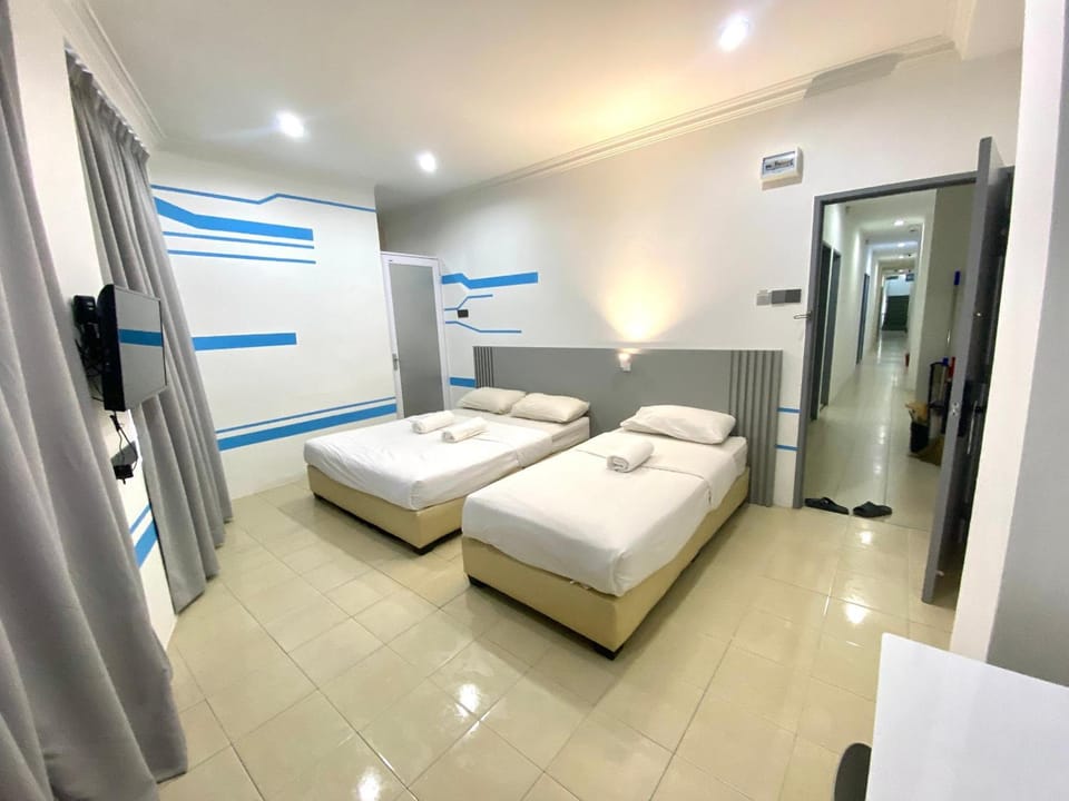Bed, TV and multimedia, Photo of the whole room, Bedroom, towels