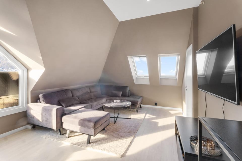 TV and multimedia, Living room, Seating area, Evening entertainment