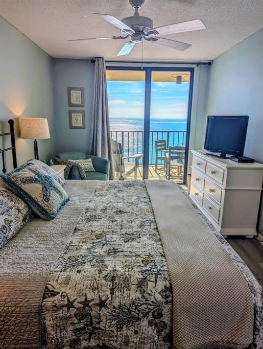 Bed, Natural landscape, TV and multimedia, Photo of the whole room, Bedroom, Sea view