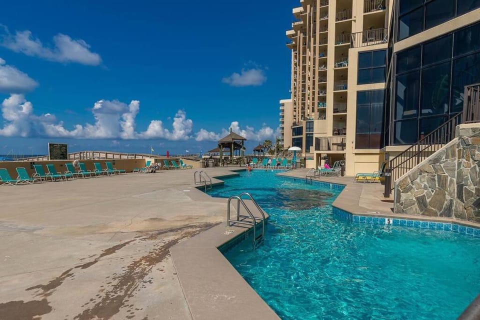 Property building, Day, Pool view, Swimming pool, sunbed