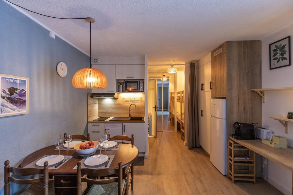 Kitchen or kitchenette, Dining area