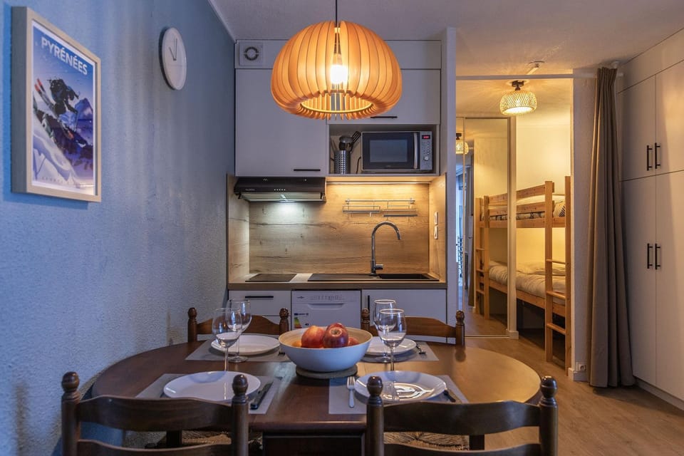 Seating area, Dining area, minibar