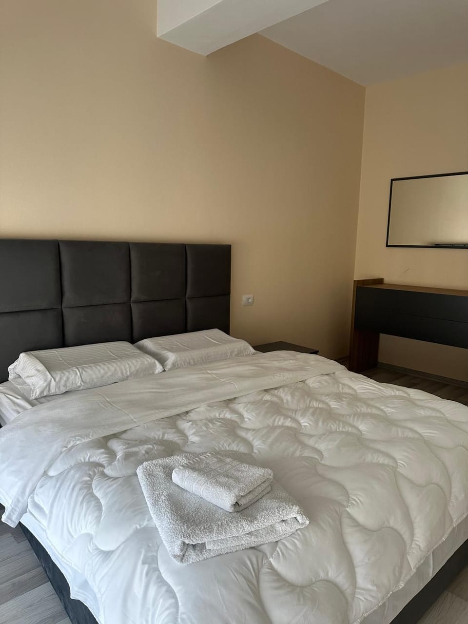 Bed, Bedroom, towels