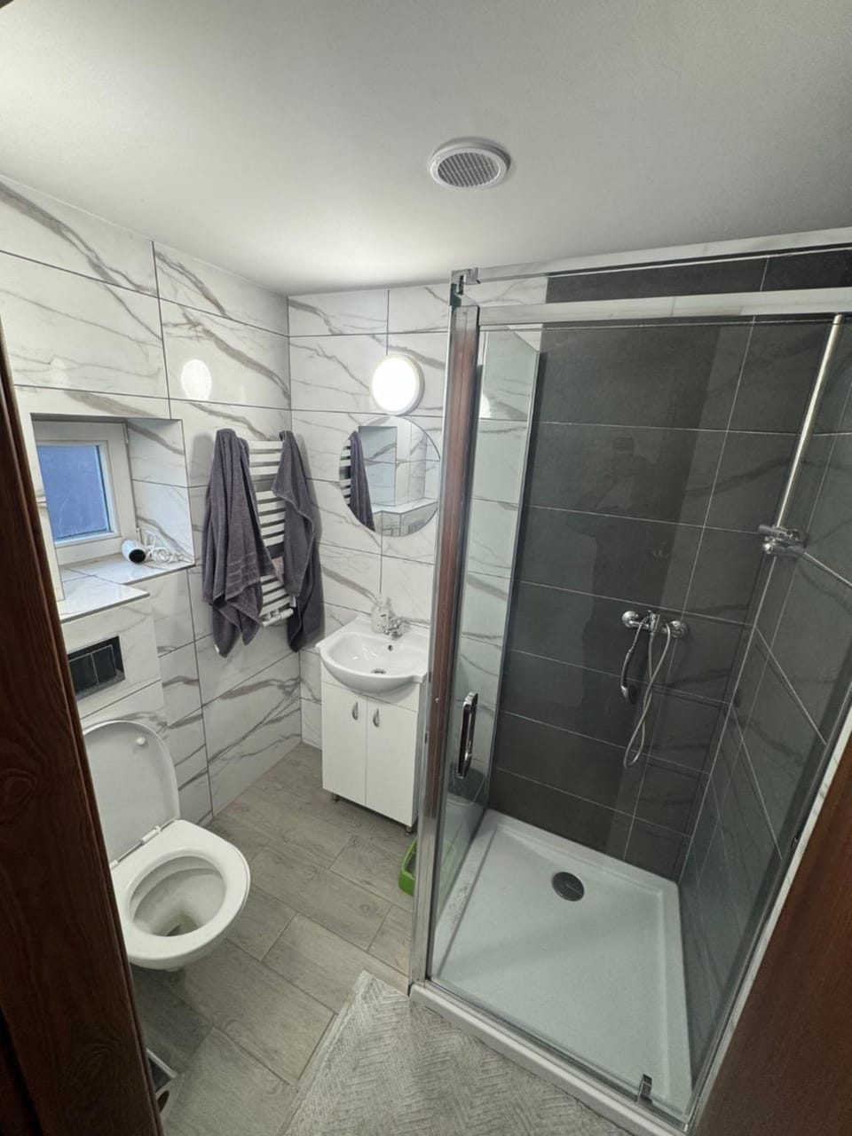 Shower, Toilet, Bathroom, towels