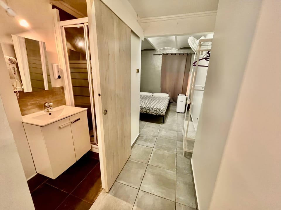 BE3 Apartamento nuevo! Cocina y baño privado! A 2`metro Sants Apartment in L'Hospitalet de Llobregat