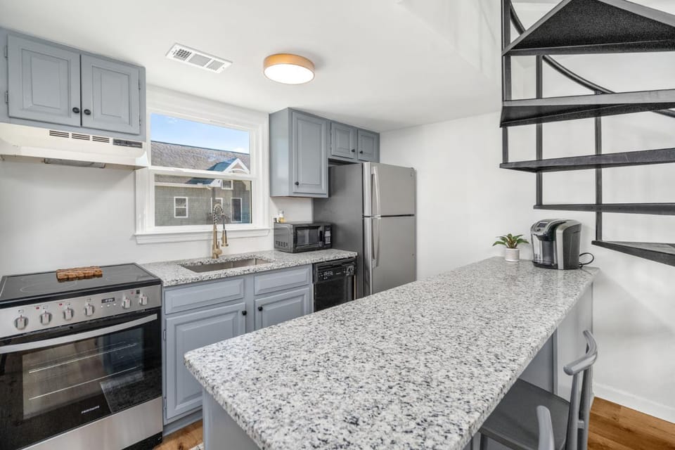 Coffee/tea facilities, Kitchen or kitchenette, minibar, pet friendly, stove