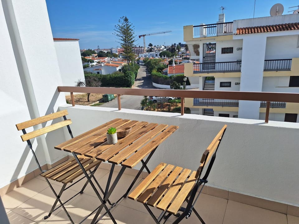 View (from property/room), Balcony/Terrace, Dining area, City view