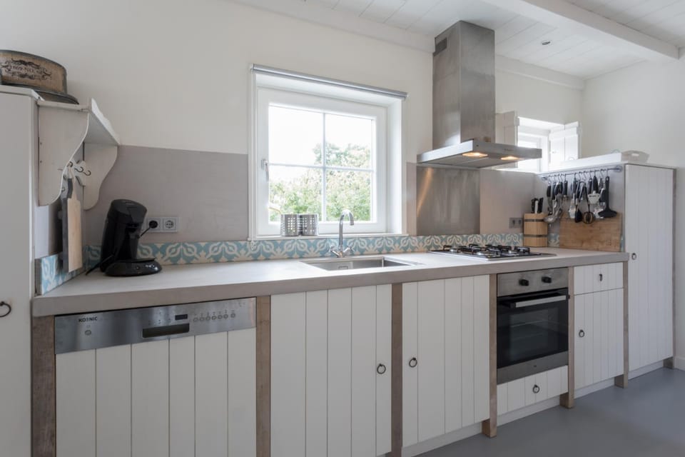 Kitchen or kitchenette, dishwasher