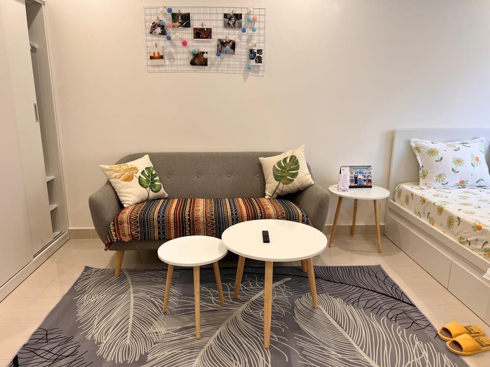 Bed, Living room, Photo of the whole room, Seating area, Bedroom