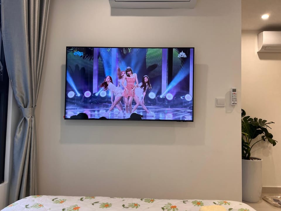 Communal lounge/ TV room, Communal lounge/ TV room, People, TV and multimedia, Photo of the whole room, Evening entertainment, Bedroom