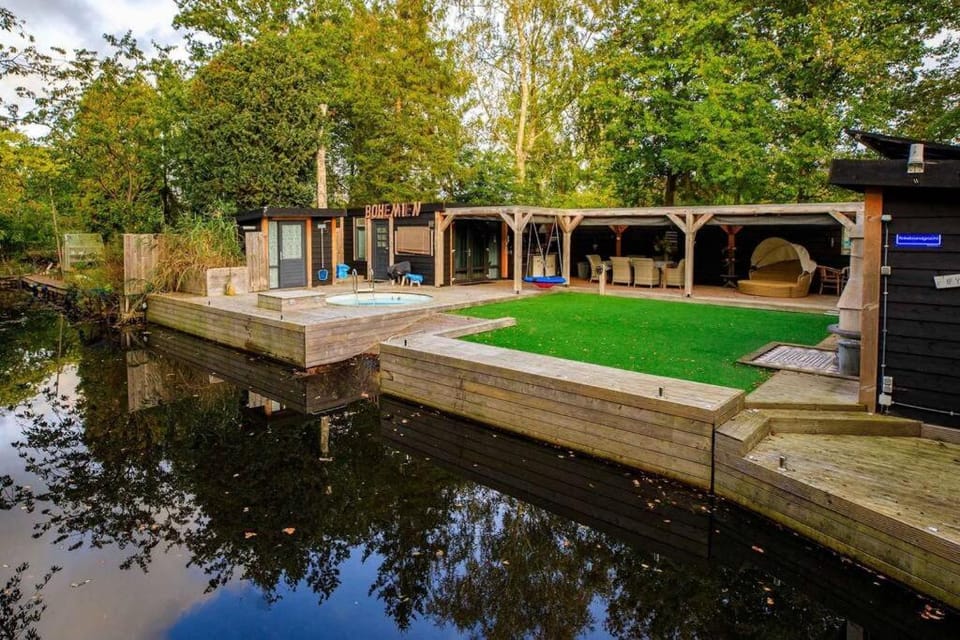 Bohemian included boat supboards and pool 5 minutes by boat from parking to the bohemien Apartment in North Holland (province)