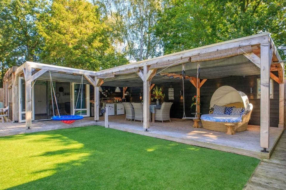Bohemian included boat supboards and pool 5 minutes by boat from parking to the bohemien Apartment in North Holland (province)
