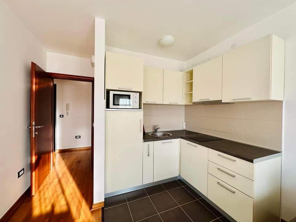 Kitchen or kitchenette, minibar, stove