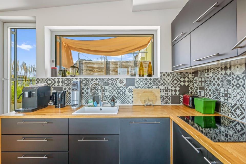 Coffee/tea facilities, dishwasher, oven, kitchen