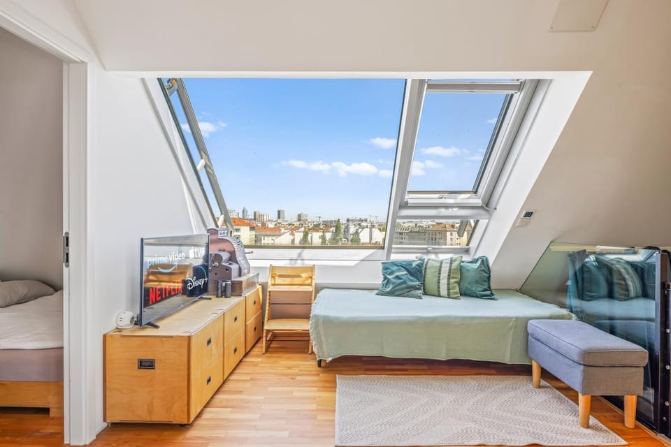 Bed, TV and multimedia, Living room