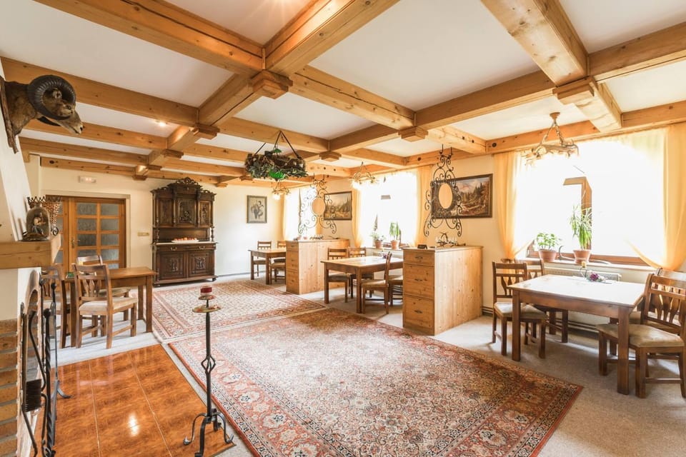 Restaurant/places to eat, Seating area, Dining area, Breakfast
