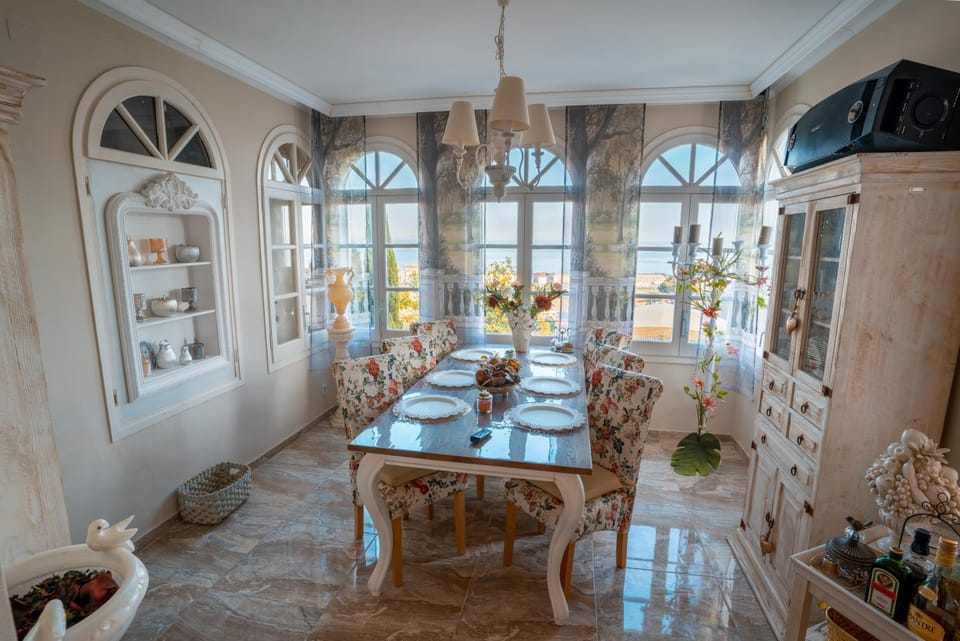Food and drinks, Dining area, Food