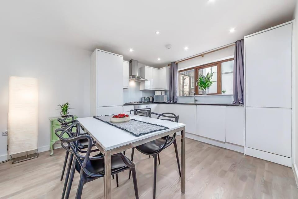 Kitchen or kitchenette, Dining area, stove