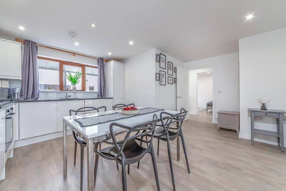 Kitchen or kitchenette, Dining area, stove