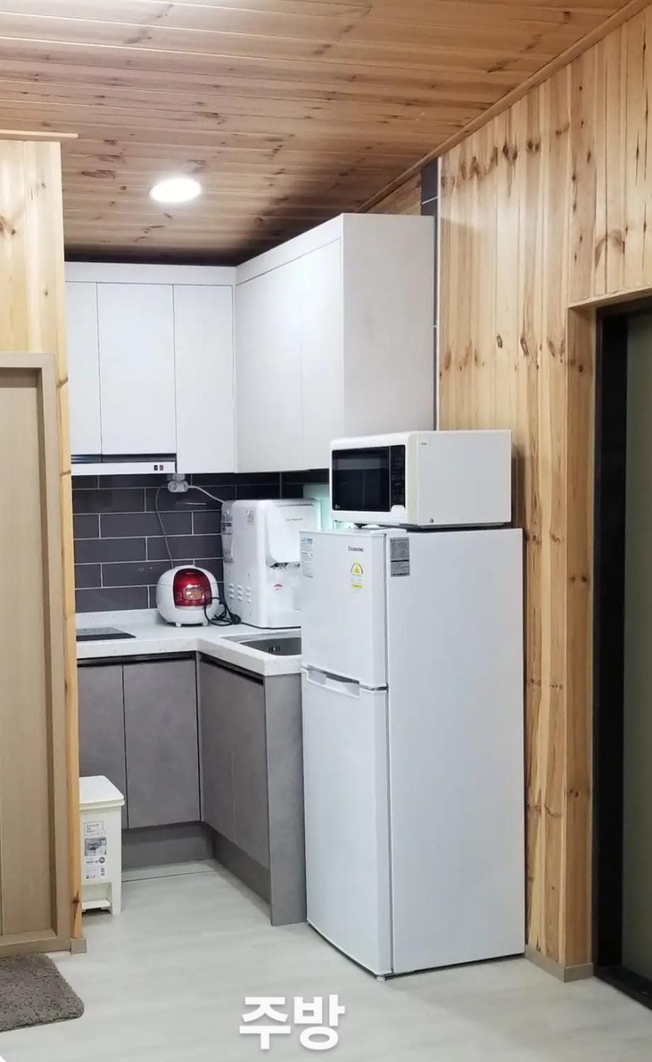 Kitchen or kitchenette, minibar