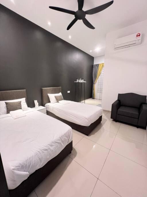Bedroom, fireplace