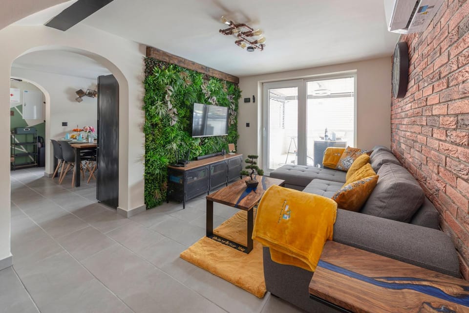 TV and multimedia, Living room, Seating area, Evening entertainment